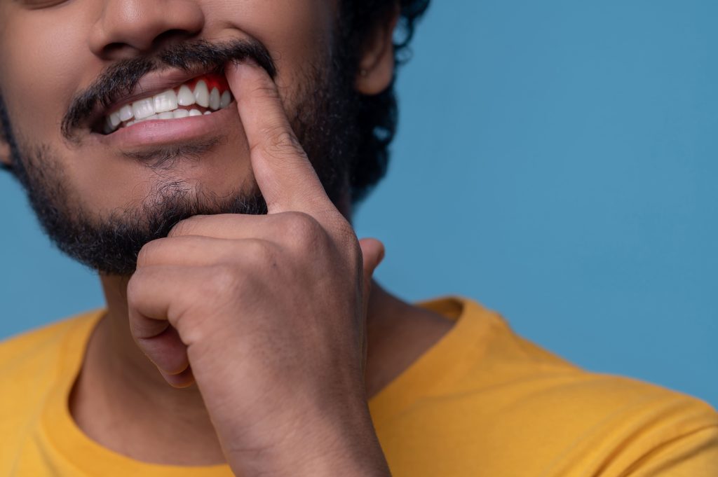 A Guide to Maintaining Healthy Teeth and Gums Every Day